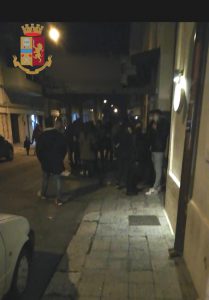 Bar aperto fuori orario e giovani ammassati mentre sorseggiano drink: locale chiuso per 3 giorni, tutti multati - Corriere Salentino