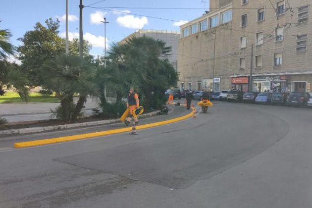 Sicurezza delle bike lane, stamattina installati i cordoli - Corriere Salentino