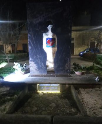 Vandali in azione a Nardò, danneggiata la stele commemorativa - Corriere Salentino