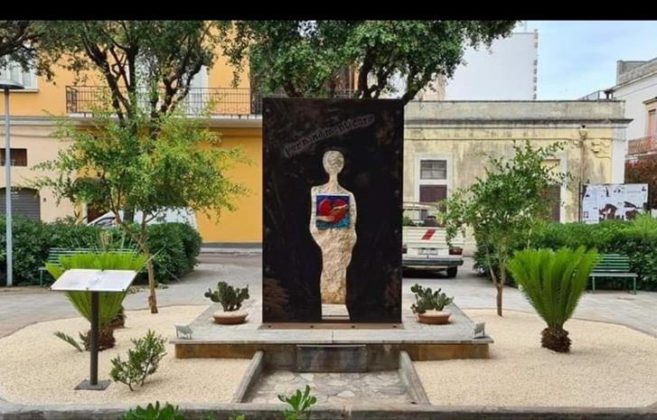 Vandali in azione a Nardò, danneggiata la stele commemorativa - Corriere Salentino