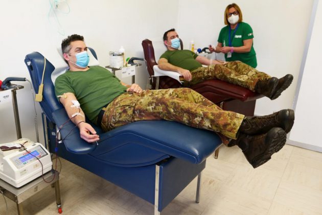 Lecce, i militari del reggimento Cavalleggeri di Lodi donano il sangue - Corriere Salentino