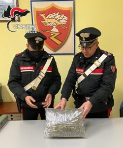 In auto con oltre un chilo di marijuana. Alla vista delle divise tenta la fuga: fermato 60enne - Corriere Salentino