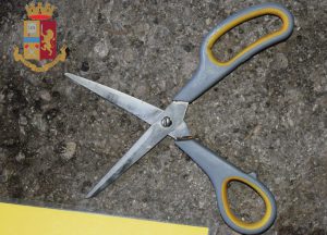 Forbici in pugno rapina pizzeria, inseguito dal titolare e arrestato. Ruba borsetta, incastrato dai filmati - Corriere Salentino