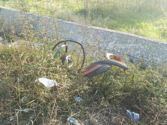 Travolto da auto pirata sulla statale: muore ciclista 45enne. Si costituisce responsabile - Corriere Salentino