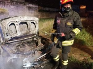 Alle fiamme l’auto di una 46enne, si sospetta l’atto doloso: indagini in corso - Corriere Salentino