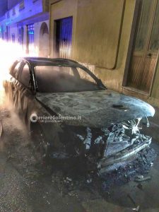 Notte “rovente” nel basso Salento: misterioso incendio distrugge una vettura, si indaga sulle cause - Corriere Salentino
