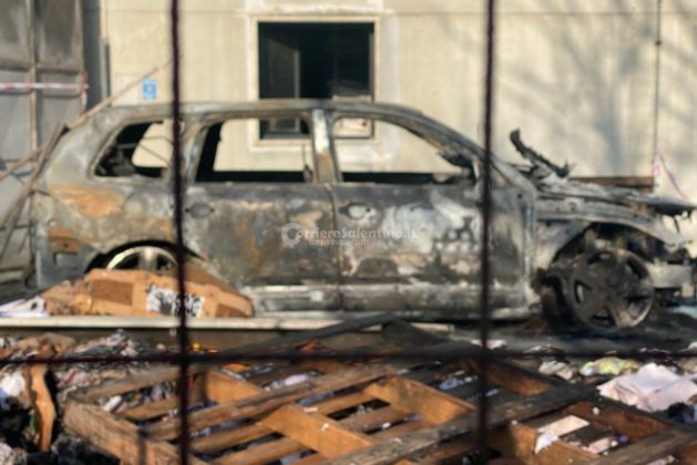Auto in fiamme nel parcheggio del Fazzi, prende fuoco anche l’archivio. Altro rogo a Ugento: indagini in corso - Corriere Salentino