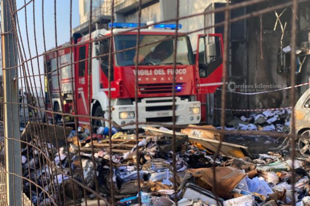 Auto in fiamme nel parcheggio del Fazzi, prende fuoco anche l’archivio. Altro rogo a Ugento: indagini in corso - Corriere Salentino