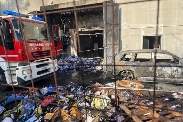 Auto in fiamme nel parcheggio del Fazzi, prende fuoco anche l’archivio. Altro rogo a Ugento: indagini in corso - Corriere Salentino