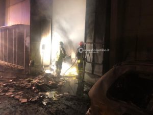Auto in fiamme nel parcheggio del Fazzi, prende fuoco anche l’archivio. Altro rogo a Ugento: indagini in corso - Corriere Salentino