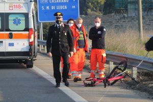 Travolto da auto pirata sulla statale: muore ciclista 45enne. Si costituisce responsabile - Corriere Salentino