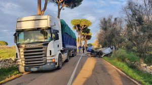 Schianto sulla provinciale, auto si scontra con camion fermo e si ribalta: 48enne in ospedale - Corriere Salentino