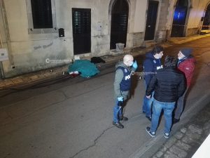 Femminicidio per strada: donna ammazzata a coltellate, si cerca l'ex compagno - Corriere Salentino