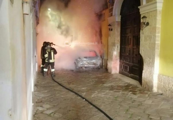 Auto in fiamme nel parcheggio del Fazzi, prende fuoco anche l’archivio. Altro rogo a Ugento: indagini in corso - Corriere Salentino