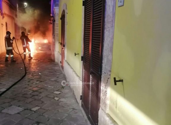 Auto in fiamme nel parcheggio del Fazzi, prende fuoco anche l’archivio. Altro rogo a Ugento: indagini in corso - Corriere Salentino
