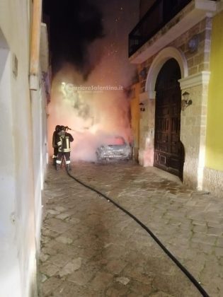 Auto in fiamme nel parcheggio del Fazzi, prende fuoco anche l’archivio. Altro rogo a Ugento: indagini in corso - Corriere Salentino
