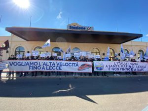Sit-in davanti alla stazione, Pagliaro: “L'alta velocità deve arrivare a Lecce” - Corriere Salentino