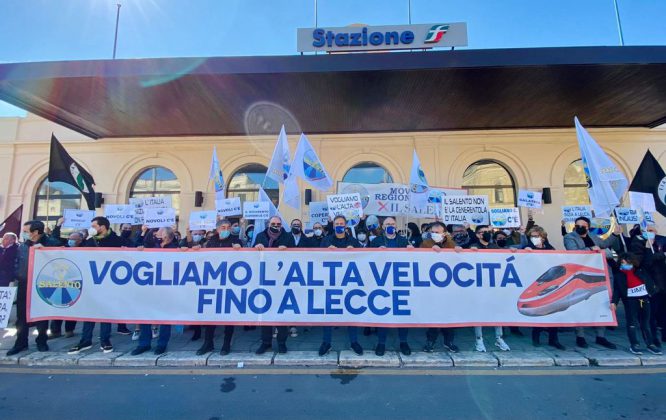 Sit-in davanti alla stazione, Pagliaro: “L'alta velocità deve arrivare a Lecce” - Corriere Salentino