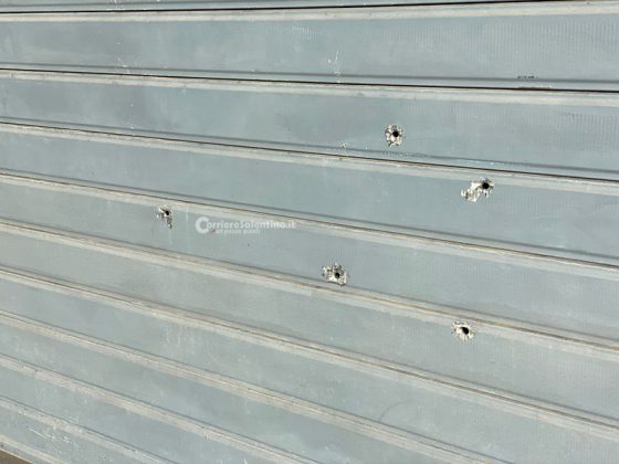 Paura in serata a Lecce, sei colpi di pistola contro la saracinesca di un condominio - Corriere Salentino