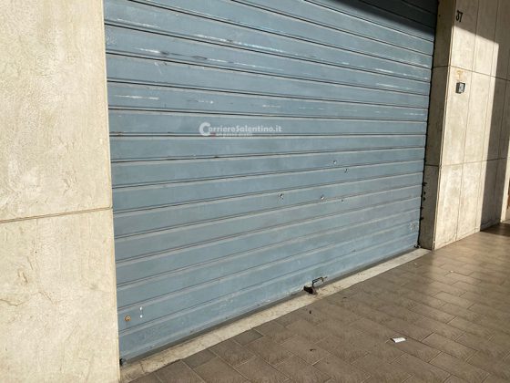 Paura in serata a Lecce, sei colpi di pistola contro la saracinesca di un condominio - Corriere Salentino