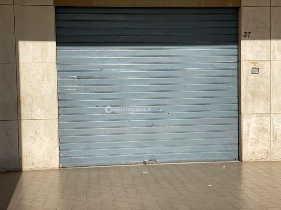 Paura in serata a Lecce, sei colpi di pistola contro la saracinesca di un condominio - Corriere Salentino