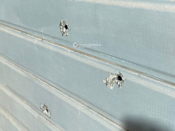 Paura in serata a Lecce, sei colpi di pistola contro la saracinesca di un condominio - Corriere Salentino