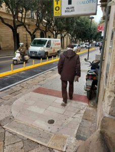 In via XXV Luglio lo “spartitraffico della vergogna” - Corriere Salentino