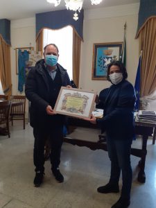La consegna degli attestati di benemerenza a Mauro della Valle e Lucia Calabrese per l’assistenza alla popolazione durante il covid - Corriere Salentino