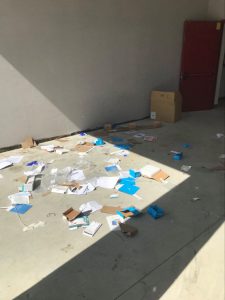 Bustoni della spazzatura all'ingresso del Dea: rischio per la salute, da lì passa anche il cibo per i pazienti - Corriere Salentino