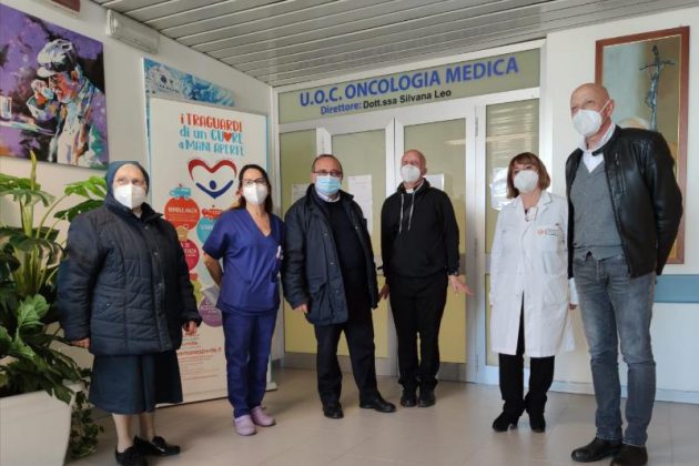 L'associazione "Cuore e mani aperte - OdV" dona nove televisori al reparto oncologico del Fazzi - Corriere Salentino