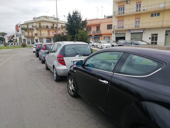 Auto incolonnate per effettuare il tampone al drive-in, in molti vanno via: "È una vergogna, abbiamo atteso quattro ore" - Corriere Salentino
