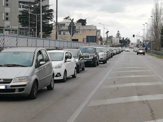 Auto incolonnate per effettuare il tampone al drive-in, in molti vanno via: "È una vergogna, abbiamo atteso quattro ore" - Corriere Salentino