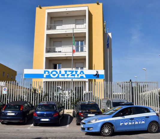 Avrebbe chiesto denaro e poi, davanti al rifiuto, avrebbe accoltellato un uomo, arrestata una 50enne