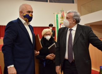 Emiliano consegna premio “Radice di Puglia” a Edi Rama