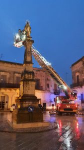 Maltempo in Salento: cadono calcinacci dalla colonna con la statua del patrono - Corriere Salentino
