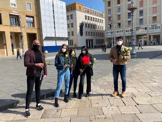 Rose bianche per le lavoratrici: l’iniziativa dei consiglieri Giordano Anguilla e Guido - Corriere Salentino
