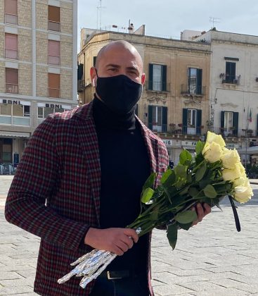 Rose bianche per le lavoratrici: l’iniziativa dei consiglieri Giordano Anguilla e Guido - Corriere Salentino