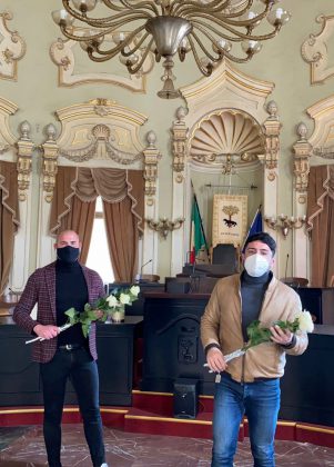 Rose bianche per le lavoratrici: l’iniziativa dei consiglieri Giordano Anguilla e Guido - Corriere Salentino