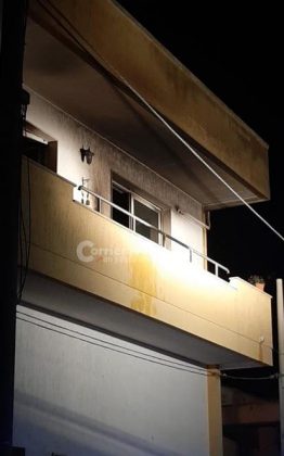Casa in fiamme, paura nella notte: padre e figlia intrappolati sul balcone, salvati dai carabinieri - Corriere Salentino