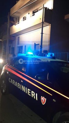 Casa in fiamme, paura nella notte: padre e figlia intrappolati sul balcone, salvati dai carabinieri - Corriere Salentino