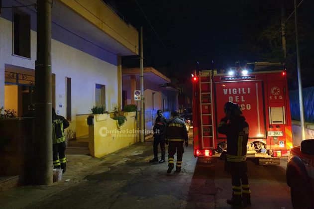 Casa in fiamme, paura nella notte: padre e figlia intrappolati sul balcone, salvati dai carabinieri - Corriere Salentino