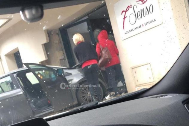 Scontro all'incrocio, l'auto sfonda l'ingresso del salone per parrucchieri. Paura e danni - Corriere Salentino