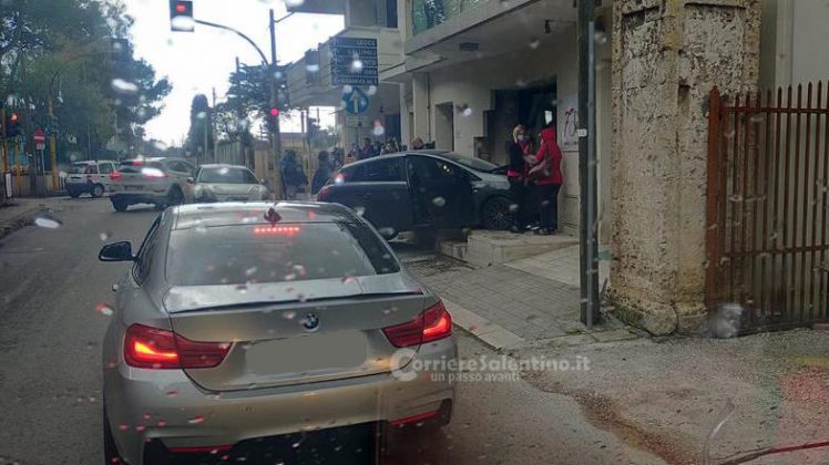 Scontro all'incrocio, l'auto sfonda l'ingresso del salone per parrucchieri. Paura e danni - Corriere Salentino