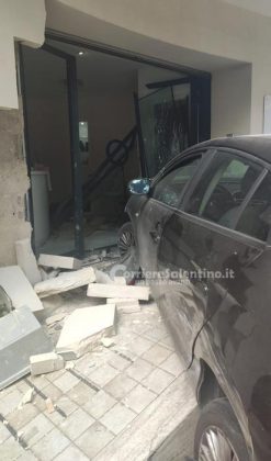 Scontro all'incrocio, l'auto sfonda l'ingresso del salone per parrucchieri. Paura e danni - Corriere Salentino