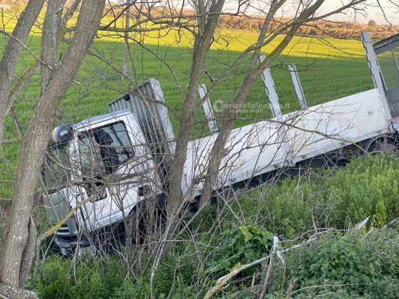 Scontro sulla statale con un'auto, camion esce fuori strada e finisce nelle campagne: un ferito - Corriere Salentino