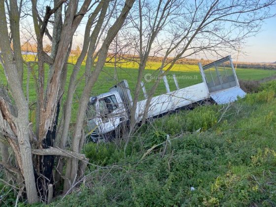 Scontro sulla statale con un'auto, camion esce fuori strada e finisce nelle campagne: un ferito - Corriere Salentino
