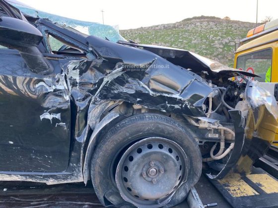 Scontro sulla statale con un'auto, camion esce fuori strada e finisce nelle campagne: un ferito - Corriere Salentino