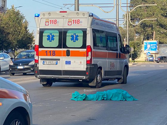 Tragico impatto sul viale: scooter la investe mentre attraversa. Muore una 76enne - Corriere Salentino