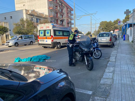 Tragico impatto sul viale: scooter la investe mentre attraversa. Muore una 76enne - Corriere Salentino