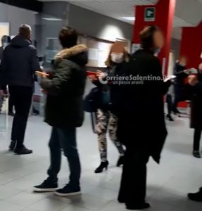 Primo giorno di zona rossa ma al Tribunale Civile sembra un giorno qualunque: resse e gente accalcata - Corriere Salentino